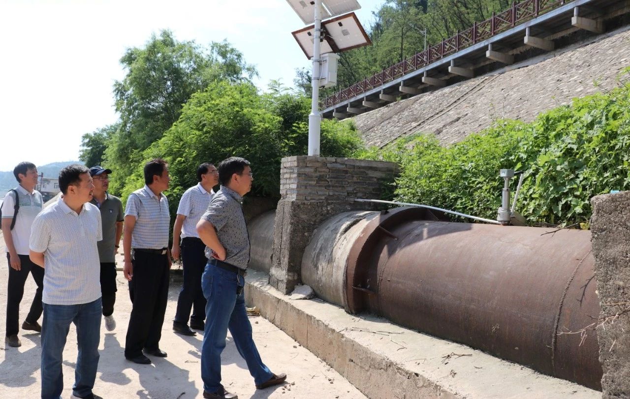 公司,領(lǐng)導(dǎo),到,第三,水廠,實地,察看,防汛,工作, . 公司領(lǐng)導(dǎo)到第三水廠實地察看防汛工作